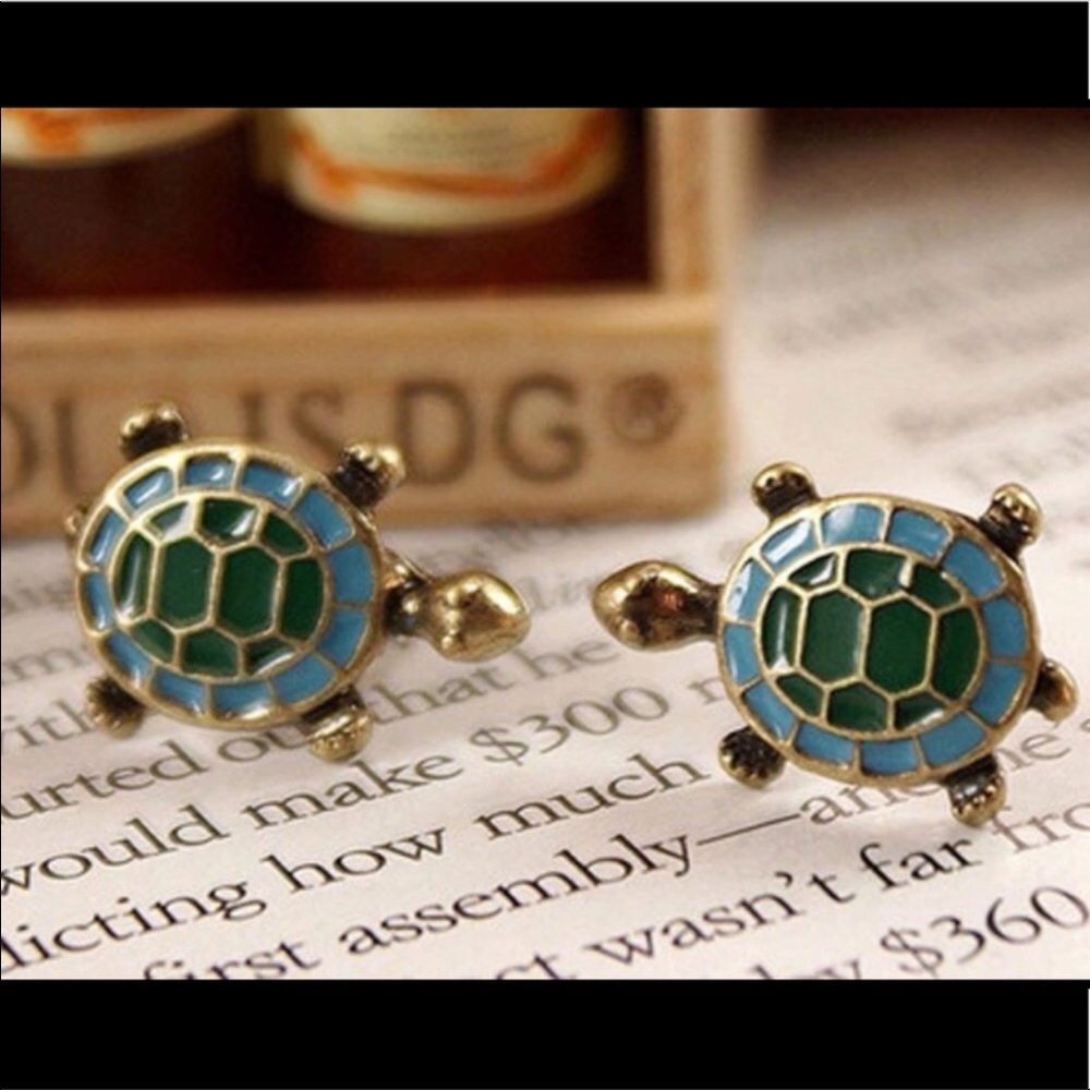 🐢 Enamel Turtle Stud Earrings - Picture 2 of 4